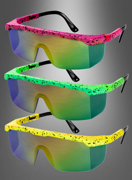 Drei Paare der Sonnenbrille „Neon Partybrille mit Farbverlauf“ mit gesprenkelten Fassungen in Rosa, Grün und Gelb – jeweils mit verspiegelten Gläsern – sind vertikal vor einem grau verlaufenden Hintergrund angeordnet. Perfekt, um deinen Festival-Look zu vervollständigen oder 80er- und 90er-Jahre-Kostümen einen auffälligen Akzent zu verleihen.