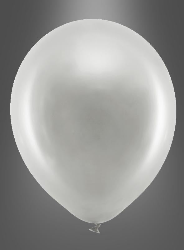 Ein einzelner silberner Ballon, der an die glanzvollen Partyballons in Spitzenqualität erinnert, schwebt vor einem schlichten grauen Hintergrund.