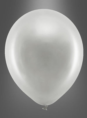 Ein einzelner silberner Ballon, der an die glanzvollen Partyballons in Spitzenqualität erinnert, schwebt vor einem schlichten grauen Hintergrund.