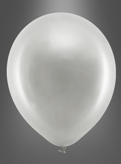 Ein einzelner silberner Ballon, der an die glanzvollen Partyballons in Spitzenqualität erinnert, schwebt vor einem schlichten grauen Hintergrund.