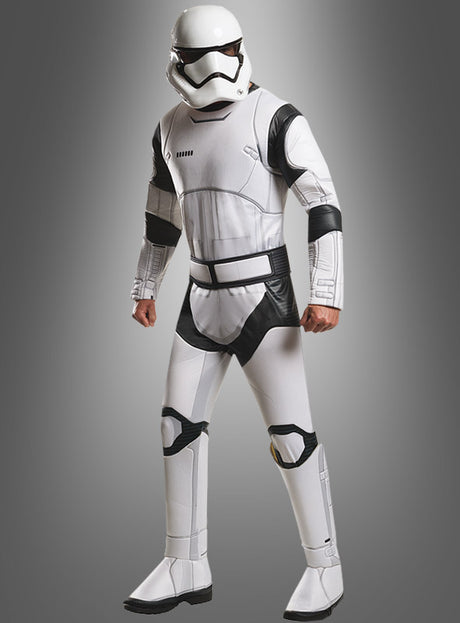 Eine Person, die das „Stormtrooper-Kostüm für Erwachsene mit Vollhelm“ aus „Star Wars“ trägt, das sich durch eine detailreiche Stormtrooper-Rüstung auszeichnet, steht vor einem schlichten grauen Hintergrund mit Farbverlauf.