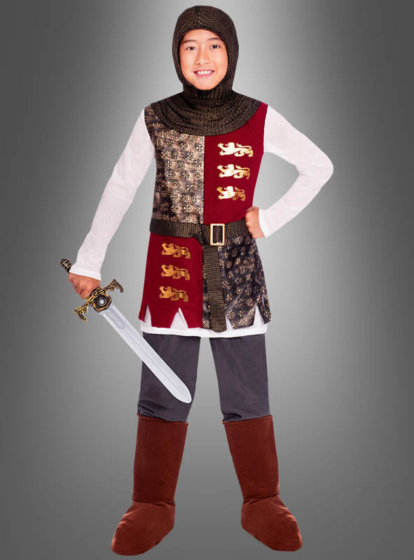 Ein Kind im Kostüm „Mittelalterlicher Ritter Galahad mit Schwert“ hält ein Spielzeugschwert in der Hand und lächelt, während es vor einem schlichten grauen Hintergrund steht.