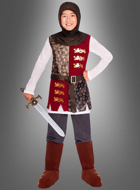 Ein Kind im Kostüm „Mittelalterlicher Ritter Galahad mit Schwert“ hält ein Spielzeugschwert in der Hand und lächelt, während es vor einem schlichten grauen Hintergrund steht.