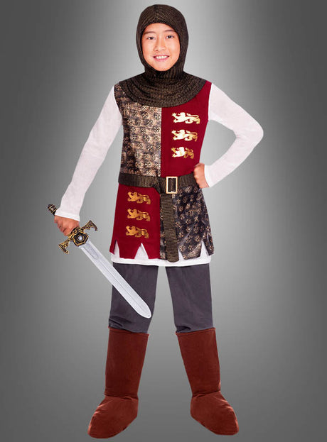 Ein Kind im Kostüm „Mittelalterlicher Ritter Galahad mit Schwert“ hält ein Spielzeugschwert in der Hand und lächelt, während es vor einem schlichten grauen Hintergrund steht.
