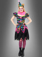 Eine Person im „Zirkus Clown Neon Kostüm Damen“ – einem farbenfrohen Harlekin-Clownkostüm mit rosa Rüschen, gestreifter Mütze, auffälligem Make-up und rosa-schwarz gestreiften Leggings – steht vor einem grauen Hintergrund – perfekt für Ihre nächste Feier.
