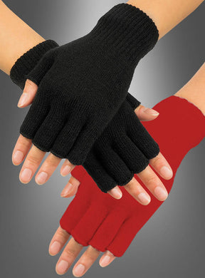 Vier Hände – zwei davon mit schwarzen fingerlosen Strickhandschuhen und zwei mit roten fingerlosen Strickhandschuhen – sind vor einem grau verlaufenden Hintergrund gekreuzt und bilden so ein auffälliges Karnevalsaccessoire. Die kontrastierenden Farben der fingerlosen Strickhandschuhe verleihen der Szene eine verspielte und festliche Note.