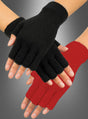 Vier Hände – zwei davon mit schwarzen fingerlosen Strickhandschuhen und zwei mit roten fingerlosen Strickhandschuhen – sind vor einem grau verlaufenden Hintergrund gekreuzt und bilden so ein auffälliges Karnevalsaccessoire. Die kontrastierenden Farben der fingerlosen Strickhandschuhe verleihen der Szene eine verspielte und festliche Note.