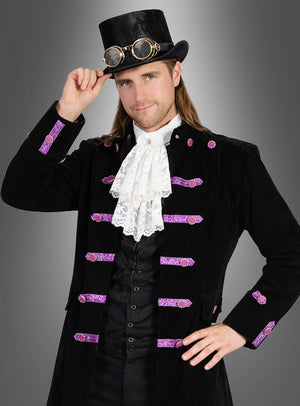 Ein Mann, der den „Piraten Mantel Jackson Herren“ trägt – einen schwarz-lila Mantel im viktorianischen Stil –, kombiniert mit einer Spitzenkrawatte, einem Zylinder und einer Schutzbrille, posiert vor einem grauen Hintergrund mit Farbverlauf.