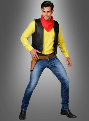 Ein Mann in einem gelben Hemd, einem roten Bandana, einer schwarzen Weste, Jeans, schwarzen Stiefeln und einem braunen Holster posiert vor einem grauen Hintergrund mit Farbverlauf – ein idealer Look für alle, die auf der Suche nach dem authentischen „Lucky Luke“-Kostüm mit Original-Lizenz sind.