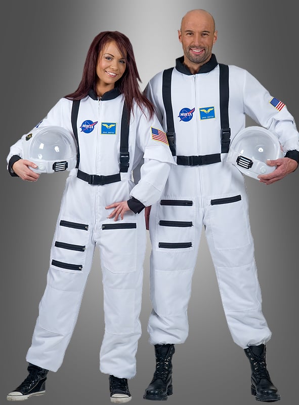 Zwei Personen, die das weiße „Astronauten-Kostüm Raumfahrer gefüttert“ mit NASA-Logos tragen und Helme in den Händen halten, stehen nebeneinander vor einem grauen Hintergrund.