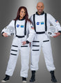 Zwei Personen, die das weiße „Astronauten-Kostüm Raumfahrer gefüttert“ mit NASA-Logos tragen und Helme in den Händen halten, stehen nebeneinander vor einem grauen Hintergrund.