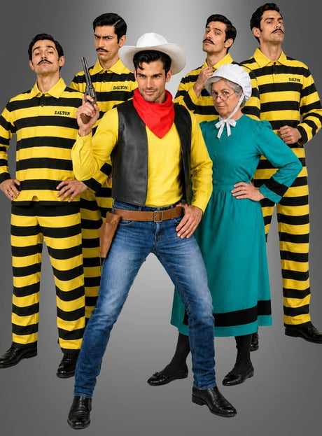 Fünf Männer in gelb-schwarz gestreiften Outfits, eine Frau in einem grünen Kleid und ein als Cowboy verkleideter Mann mit Hut und Spielzeugpistole posieren gemeinsam vor einem grauen Hintergrund und fangen damit perfekt den Geist der „Comic Cowboy“-Abenteuer ein. Das „Lucky Luke Kostüm Original Lizenz“ der Gruppe erweckt die ikonische Western-Comicfigur in dieser verspielten Szene zum Leben.