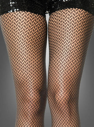 Nahaufnahme der Beine einer Person, die eine elegante schwarze Strumpfhose mit Netzmuster sowie schwarze Shorts mit Pailletten trägt, vor einem grauen Hintergrund.
