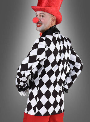 Eine Person, die das „Sakko mit schwarz-weißem Schachbrettmuster“ trägt, dazu einen roten Zylinder und eine rote Clownsnase, blickt vor einem grauen Hintergrund mit Farbverlauf über die Schulter zurück.