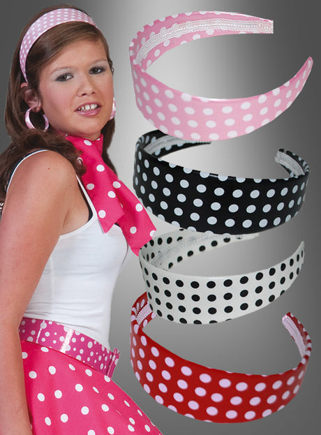Eine junge Frau in einem rosa Rock’n’Roll-Outfit mit Polka-Dots im Stil der 1950er Jahre steht neben vier Haarreifen im Stil der 50er Jahre mit Punkten in den Farben Rosa, Schwarz, Weiß und Rot vor einem grauen Hintergrund.