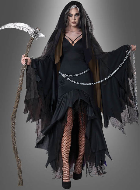 Eine Person in einem schwarzen Gothic-Kleid, Netzstrumpfhosen und einem Schleier posiert mit einer Sense und einer Kette vor einem schlichten grauen Hintergrund – ideal, um das „Mistress Reaper“-Damenkostüm in Szene zu setzen oder einen unvergesslichen Halloween-Kostüm-Look zu kreieren.