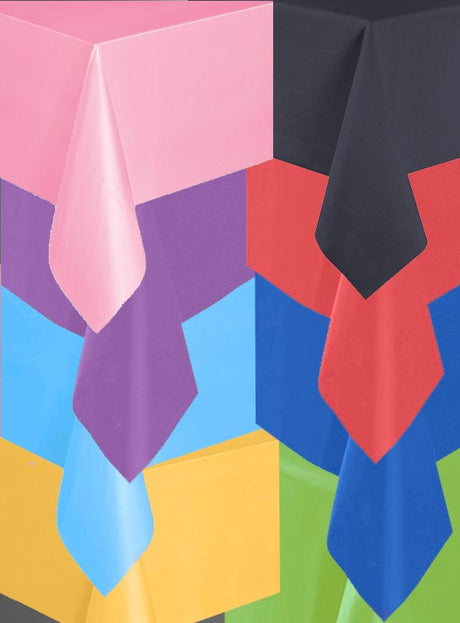 Zahlreiche Tische sind mit bunten Papiertischdecken im Format 137 x 274 cm in verschiedenen Unifarben – Rosa, Schwarz, Lila, Rot, Blau, Gelb und Grün – gedeckt. Diese farbenfrohen Papiertischdecken eignen sich perfekt, um bei jedem Anlass eine festliche Partyatmosphäre zu schaffen.