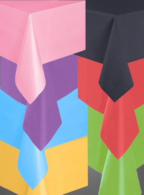 Zwei Reihen rechteckiger Tische, jeweils mit mehreren übereinanderliegenden Tischdecken in leuchtenden Farben wie Rosa, Lila, Gelb, Blau, Schwarz, Rot und Grün gedeckt. Diese bunten Papiertischdecken im Format 137 x 274 cm sorgen für eine festliche Atmosphäre, die sich ideal für jede Feier eignet, und unterstreichen die Vielseitigkeit dieser Papiertischdecken oder Partytischdecken.