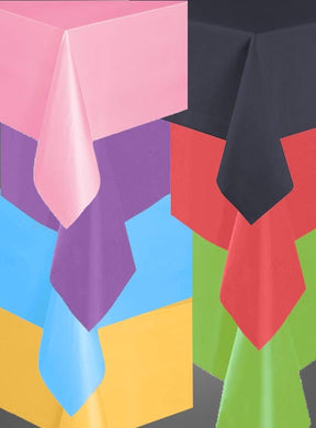 Reihen rechteckiger Tische, auf denen „Farbige Tischdecken aus Papier“ (137 x 274 cm) in verschiedenen leuchtenden Farben präsentiert werden – darunter Rosa, Lila, Gelb, Blau, Schwarz, Rot und Grün. Jeder Tisch ist mit zwei übereinanderliegenden Tischdecken gedeckt, wodurch sie sich perfekt für jede Feier eignen – sei es mit auffälligen bunten Papiertischdecken oder eleganten einfarbigen Designs.