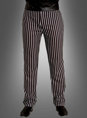 Eine Person, die die gestreifte Hose „Nadelstreifen für Herren“ – schwarz-weiß mit vertikalen weißen Streifen – und schwarze Schuhe trägt, steht vor einem grauen Hintergrund mit Farbverlauf – ideal für alle, die ein Kostüm im Stil der 20er Jahre mit stilvollem Flair suchen.