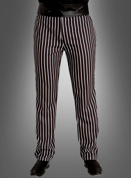 Eine Person, die die gestreifte Hose „Nadelstreifen für Herren“ – schwarz-weiß mit vertikalen weißen Streifen – und schwarze Schuhe trägt, steht vor einem grauen Hintergrund mit Farbverlauf – ideal für alle, die ein Kostüm im Stil der 20er Jahre mit stilvollem Flair suchen.
