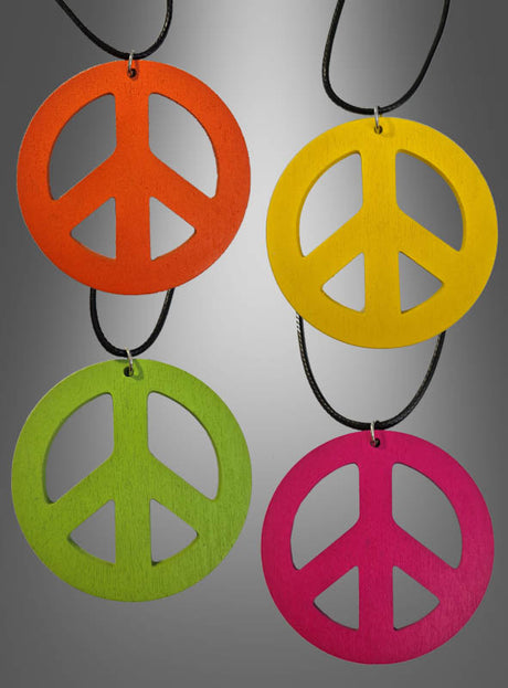 Set aus vier „70er Peace Kette 6,50 cm aus Holz“-Halsketten in Orange, Gelb, Grün und Rosa – ideal als Peace-Zeichen-Kette oder Holzamulett für Ihr Hippie-Kostüm – jeweils mit einem Anhänger in Form eines Peace-Zeichens aus Holz, der an einer schwarzen Kordel hängt und vor einem grauen Hintergrund mit Farbverlauf präsentiert wird.