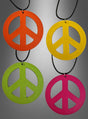 Set aus vier „70er Peace Kette 6,50 cm aus Holz“-Halsketten in Orange, Gelb, Grün und Rosa – ideal als Peace-Zeichen-Kette oder Holzamulett für Ihr Hippie-Kostüm – jeweils mit einem Anhänger in Form eines Peace-Zeichens aus Holz, der an einer schwarzen Kordel hängt und vor einem grauen Hintergrund mit Farbverlauf präsentiert wird.