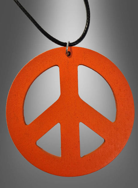 Wir präsentieren die „70er Peace Kette 6,50 cm aus Holz“ – ein auffälliger, orangefarbener Anhänger in Form eines Peace-Zeichens, der Retro-Flair versprüht, an einer schwarzen Kordel hängt und vor einem grauen Hintergrund mit Farbverlauf präsentiert wird. Dieses markante Holzamulett ist das ideale Accessoire für jedes Hippie-Kostüm.