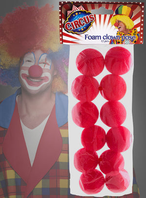 12er-Pack „Clownnase“ aus rotem Schaumstoff, jeweils mit einem farbenfrohen Etikett im Zirkus-Design. Auf der Verpackung ist im Hintergrund eine als Clown verkleidete Person abgebildet.