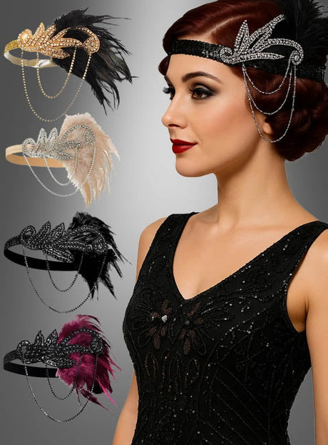 Eine Frau in einem schwarzen, mit Perlen bestickten Charleston-Kleid trägt den schwarzen „20er Jahre Kopfschmuck mit Strass Alice“, gestylt im typischen Flapper-Stil. Neben ihr sind vier ähnliche, mit Federn verzierte „20er Jahre Kopfschmuck mit Strass Alice“-Stirnbänder in verschiedenen Farben ausgestellt.