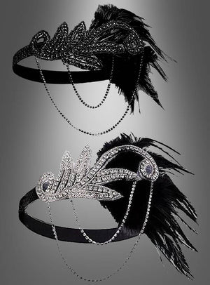 Zwei Haarbänder im Art-déco-Stil „20er Jahre Kopfschmuck mit Strass Alice“ im Flapper-Stil mit Federn und Strasssteinen – eines in Schwarz, eines in Silber – vor einem grau verlaufenden Hintergrund; das perfekte Accessoire, um Ihr Charleston-Kleid zu ergänzen oder Ihrem Look mit einem originalen Haarband aus den 20er Jahren authentisches Vintage-Flair zu verleihen.