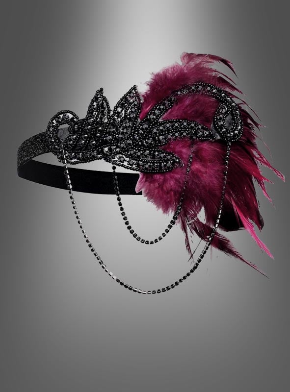 20er-Jahre-Haarschmuck mit Strass „Alice“: Ein schwarzes, mit Perlen verziertes Haarband im Blattdesign, drapierte Ketten und dunkelrote Federn verleihen ihm die elegante Ausstrahlung eines authentischen Haarbands aus den 20er Jahren – die perfekte Ergänzung zu jedem Charleston-Kleid. Präsentiert vor einem grauen Hintergrund mit Farbverlauf.