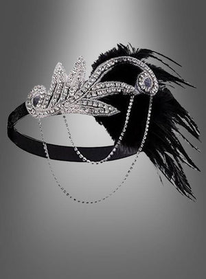 Der 20er-Jahre-Kopfschmuck „Alice“ ist ein schwarzes Stirnband, das mit silbernen Strasssteinen, Zierketten und eleganten schwarzen Federn verziert ist und dessen Design vom Gatsby-Stil der 1920er Jahre inspiriert ist – damit ist es das ideale 20er-Jahre-Haarband, um Ihr Charleston-Kleid für einen authentischen Vintage-Look zu vervollständigen.