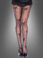 Ein Model präsentiert die Strumpfhose „Schmetterling“ aus transparentem schwarzem Stoff, verziert mit zarten Schmetterlings- und Blumenmotiven. Dazu trägt sie schwarze High Heels und einen Rock mit Fransen vor einem grauen Hintergrund mit Farbverlauf.