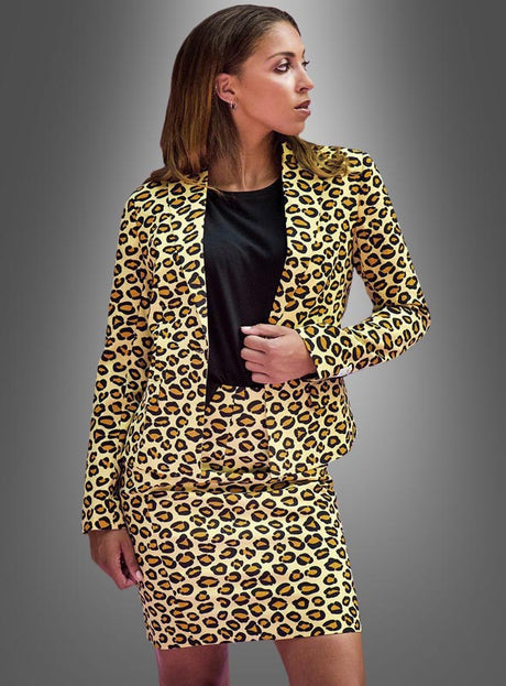 Auf dem Bild ist eine Frau zu sehen, die das OppoSuit Jaguar Damenkostüm trägt – einen Blazer und einen Rock im Leopardenmuster, kombiniert mit einem schwarzen Oberteil –, die vor einem schlichten grauen Hintergrund steht und zur Seite blickt. Dieses schicke Kostüm ist eine gewagte, raffinierte Neuinterpretation des traditionellen Business-Kostüms für Damen und eignet sich daher perfekt für alle, die einen bleibenden Eindruck hinterlassen möchten.