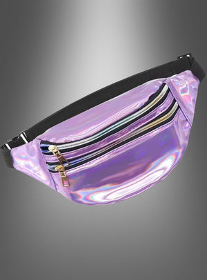 Eine glänzende, schillernde lavendelfarbene „Praktische Bauchtasche“ in verschiedenen Farben mit drei Fächern mit Reißverschluss und einem schwarzen, verstellbaren Trageriemen, dargestellt vor einem grauen Hintergrund mit Farbverlauf.