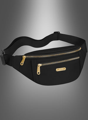 Praktische Gürteltasche in Schwarz aus Stoff mit goldfarbenen Reißverschlüssen und verstellbarem Gurt, präsentiert vor einem Farbverlauf in Grautönen.