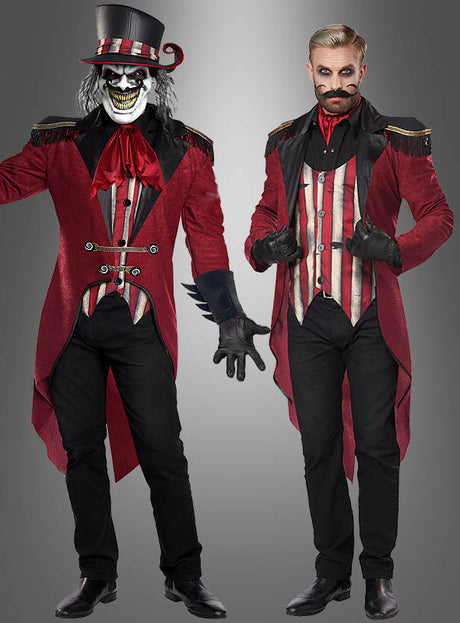 Zwei Männer in auffälligen „Wandelbares Zirkusdirektor-Kostüm für Herren“-Outfits stehen vor einem grauen Hintergrund; der eine trägt Clown-Make-up, einen Zylinder, eine Maske und Handschuhe, während der andere einen gepflegt gestutzten Bart und nach hinten gegeltes Haar hat und keine Maske trägt. Ihre dramatischen Zirkusdirektor-Outfits sind in dieser Saison eine originelle Wahl für Herren-Halloweenkostüme.