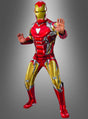 Eine Person, die das „Iron Man“-Kostüm „Endgame“ für Herren trägt, nimmt mit erhobenen Händen eine actionreiche Pose ein und steht vor einem grauen Hintergrund mit Farbverlauf. Dieses beeindruckende Marvel-Lizenzkostüm bildet das heldenhafte Erscheinungsbild aus „Avengers: Endgame“ originalgetreu nach.