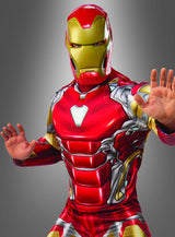 Eine Person, die das „Iron Man Kostüm Endgame Herren“ trägt – dessen kräftige Rot- und Goldtöne von der „Avengers Endgame“-Kollektion inspiriert sind –, steht selbstbewusst mit erhobenen Händen vor einem grauen Hintergrund mit Farbverlauf.
