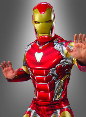 Eine Person, die das „Iron Man Kostüm Endgame Herren“ trägt – dessen kräftige Rot- und Goldtöne von der „Avengers Endgame“-Kollektion inspiriert sind –, steht selbstbewusst mit erhobenen Händen vor einem grauen Hintergrund mit Farbverlauf.