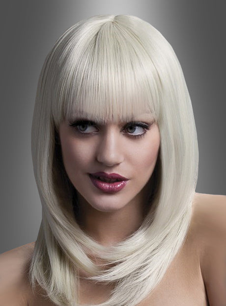 Eine Frau mit glattem, platinblondem Haar und Pony, die leicht nach links blickt, vor einem grauen Hintergrund mit Farbverlauf. Die Tanja Deluxe Langhaarperücke ist waschbar, hitzebeständig und vereint Stil und Funktionalität.