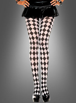 Eine Person trägt die Strumpfhose „Clown Harlekin“ in Schwarz-Weiß mit einem auffälligen Harlekin-Rautenmuster, kombiniert mit einem kurzen schwarzen Rock, Armbändern und schwarzen High Heels, und steht vor einem grauen Hintergrund.