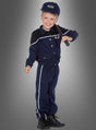 Ein kleines Kind in einer dunkelblauen Polizeiuniform für Kinder mit passender Mütze, das einen Polizeistock in der Hand hält und lächelt, steht vor einem schlichten grauen Hintergrund – ideal für Fasching-Feiern für Kinder oder fantasievolles Spielen.