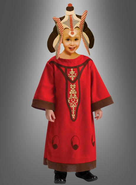 Ein Kind im „Star Wars“-Kostüm „Königin Amidala“ für Kleinkinder, bestehend aus einem roten Gewand mit goldenen Verzierungen und einem aufwendig gestalteten Kopfschmuck, steht vor einem grauen Hintergrund mit Farbverlauf. Dieses Outfit ist ideal für kleine Fans, die gerne die Königin von Naboo sein möchten, und eignet sich perfekt für „Star Wars“-Kleinkinder.