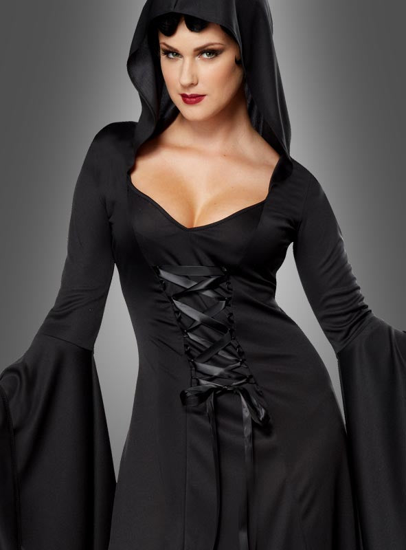 Eine Frau im Kapuzenkleid „Carmilla“ – ein schwarzes, langärmeliges Gothic-Kleid mit Schnürung und Kapuze – steht vor einem grauen Hintergrund mit Farbverlauf.