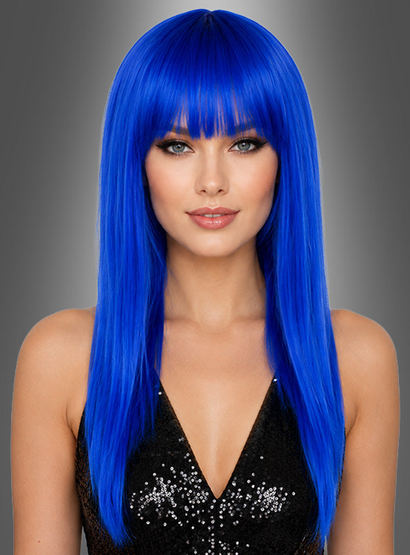 Eine Frau mit glattem, langem, strahlend blauem Haar und Pony – sie trägt ein schwarzes Pailletten-Top – posiert vor einem neutralen, grau abgestuften Hintergrund und präsentiert die „Glamour“-Perücke, glatt mit Pony. Perfekt für Ihre nächste 80er-Jahre-Party oder als auffällige Neon-Perücke, um Ihren Look abzurunden.