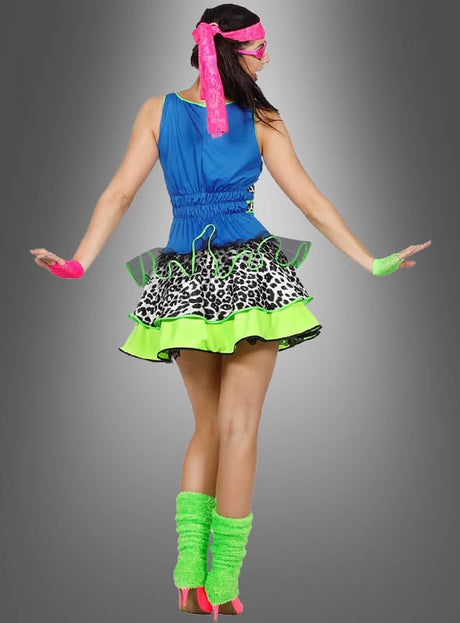Diese Person trägt das 80er-Kleid „Neon Girl“-Kostüm – ein blaues Oberteil, einen Rock mit Animal-Print und neongrünen Verzierungen, ein rosa Stirnband und Armbänder, grüne Stulpen sowie rosa High Heels – und steht mit dem Rücken zur Kamera vor einem grauen Hintergrund mit Farbverlauf.