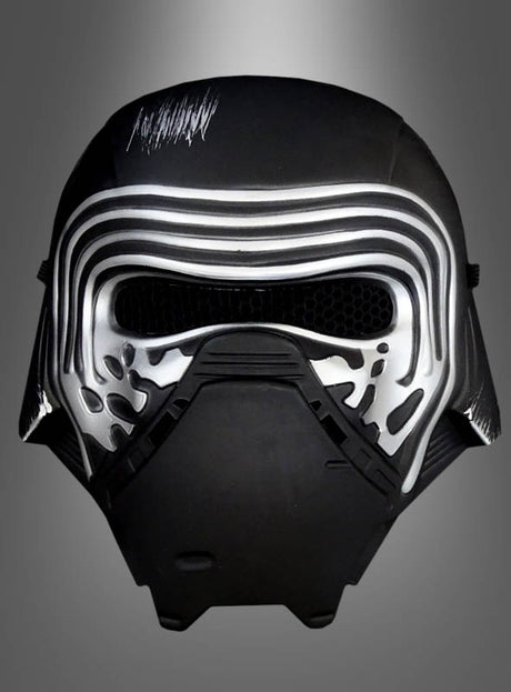 Schwarz-silberner Sci-Fi-Helm mit kantigem Design und horizontalen weißen Linien, präsentiert vor einem neutralen Hintergrund mit Farbverlauf – perfekt als krönender Abschluss für dein klassisches Kylo-Ren-Kinderkostüm oder als auffälliges Accessoire für jedes Star-Wars-Kinderkostüm.