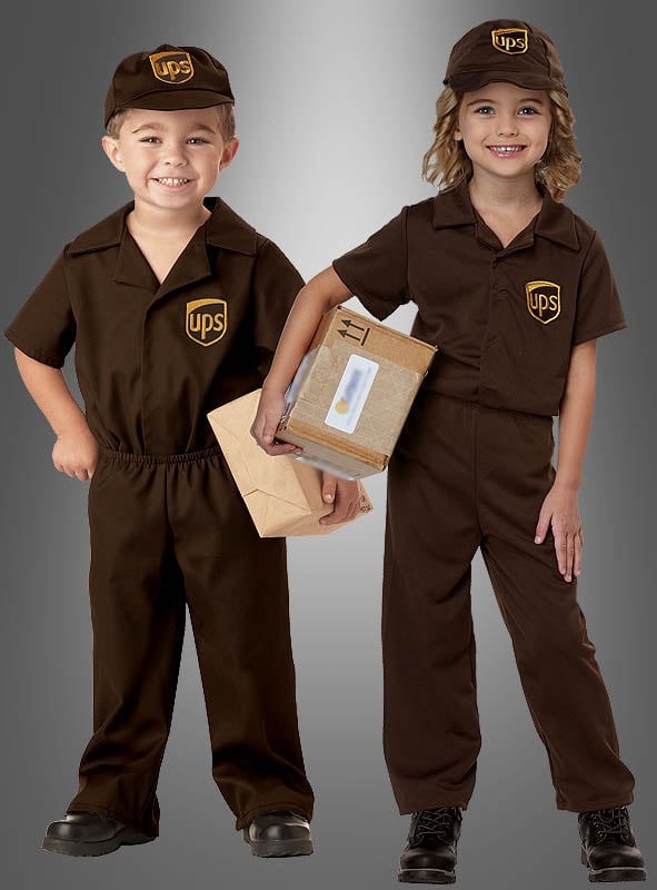 Zwei Kinder, die ein UPS-Paketzusteller-Kostüm für Kinder trugen, standen nebeneinander; das eine hielt einen Karton in der Hand, das andere ein kleines braunes Päckchen.